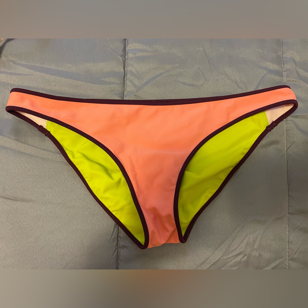 Lululemon reversible bikini bottoms. Multi colored! Worn 2x.